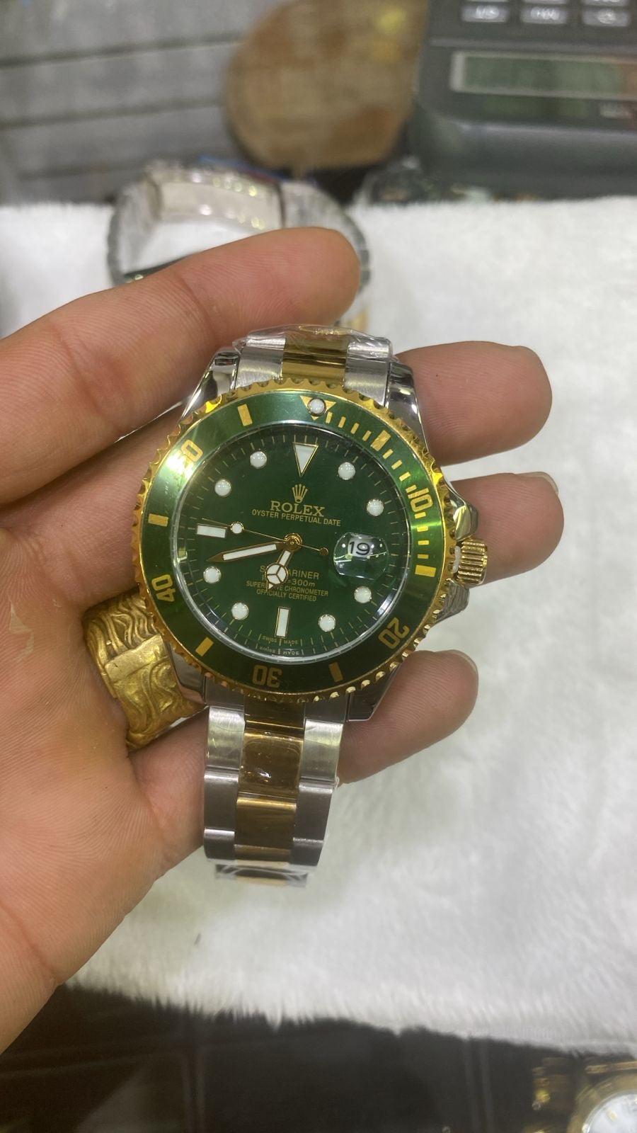 Relógio Metálico Estilo Mergulho Verde e Dourado